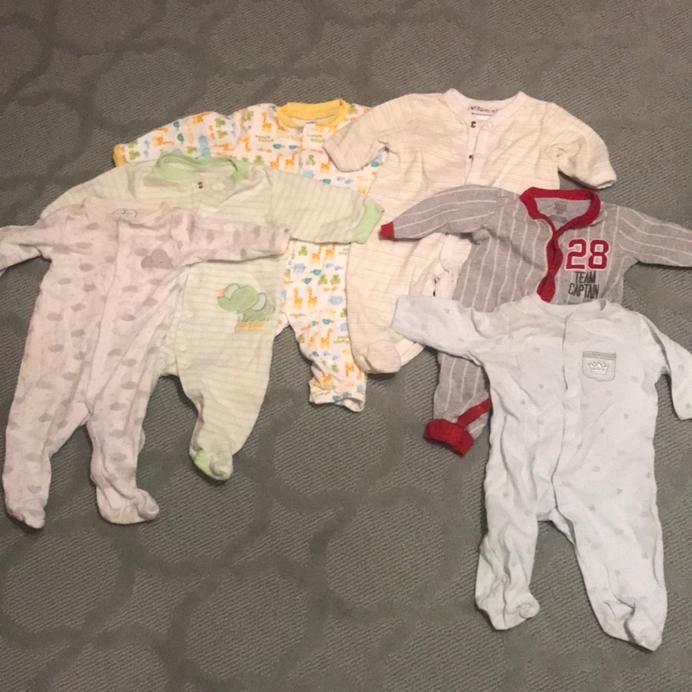 Set of 6 snapping onesies for baby.